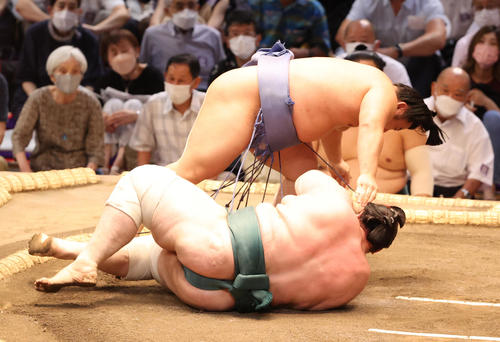 碧山（左）をすくい投げでやぶる翔猿（撮影・清水貴仁）