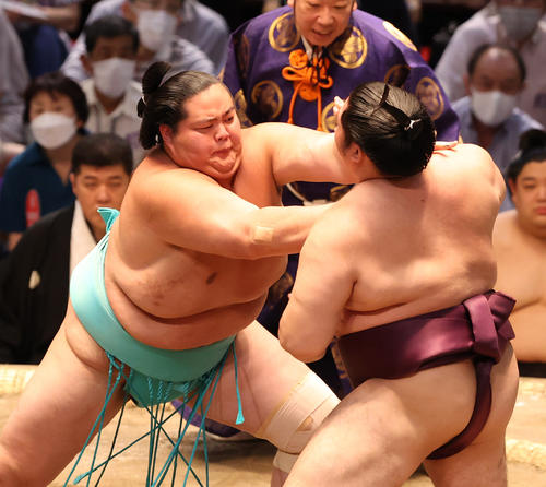 遠藤（右）を突き出しでやぶる琴ノ若（撮影・清水貴仁）