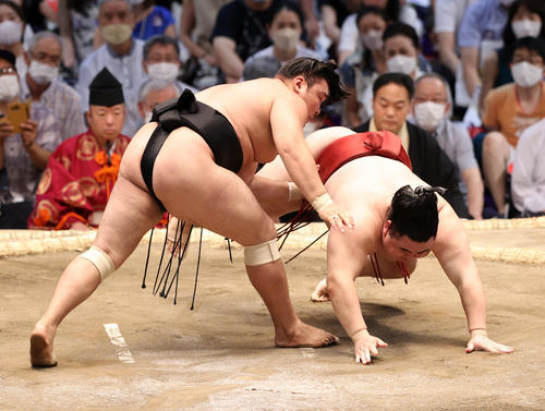 隆の勝（右）を上手出し投げで破る霧馬山（撮影・鈴木正人）