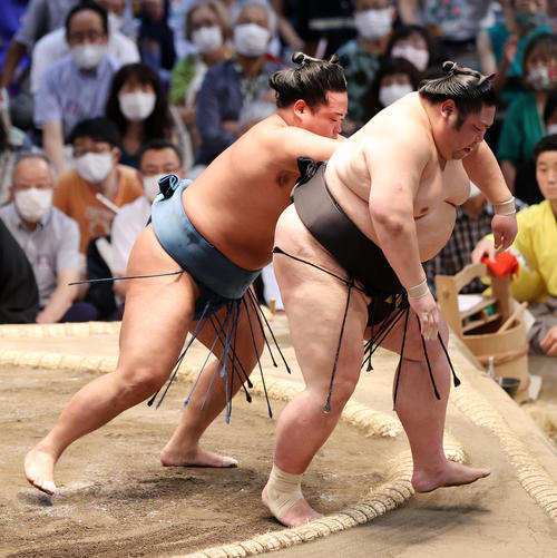 剣翔（右）を突き出しで破る錦富士（撮影・鈴木正人）