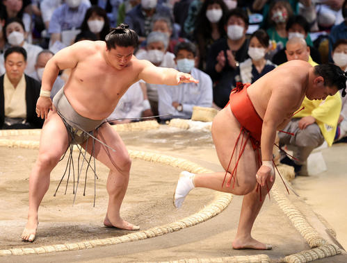 豊昇龍（右）を押し出しで破る若隆景（撮影・鈴木正人）