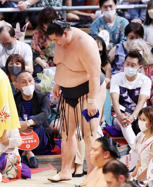 若元春に寄り切りで敗れ土俵を引き揚げる正代（撮影・鈴木正人）