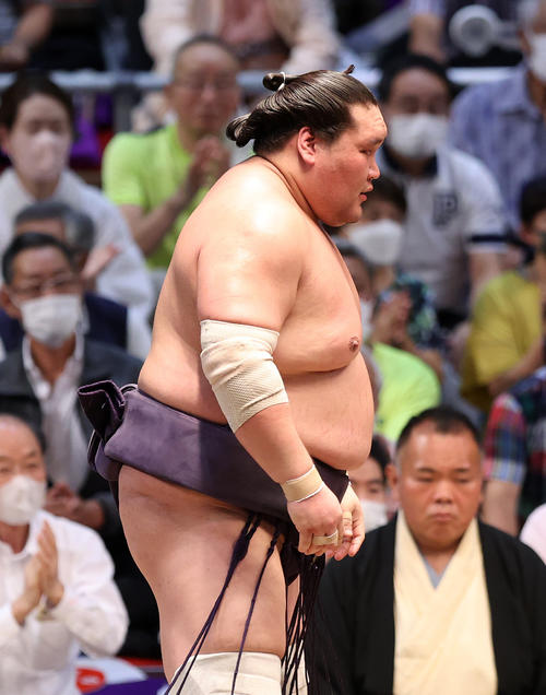逸ノ城に寄り切りで敗れ土俵を引き揚げる照ノ富士（撮影・鈴木正人）