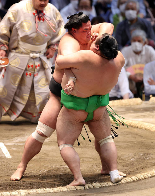 千代丸（右）を押し出しで破る妙義龍（撮影・鈴木正人）