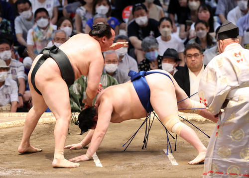 一山本（右）をはたき込みで破る千代翔馬（撮影・鈴木正人）