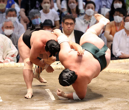 豊山（右）を下手投げで破る照強（撮影・鈴木正人）