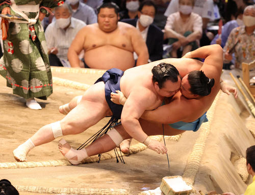 琴勝峰（右）をあびせ倒しでやぶる宝富士（撮影・清水貴仁）