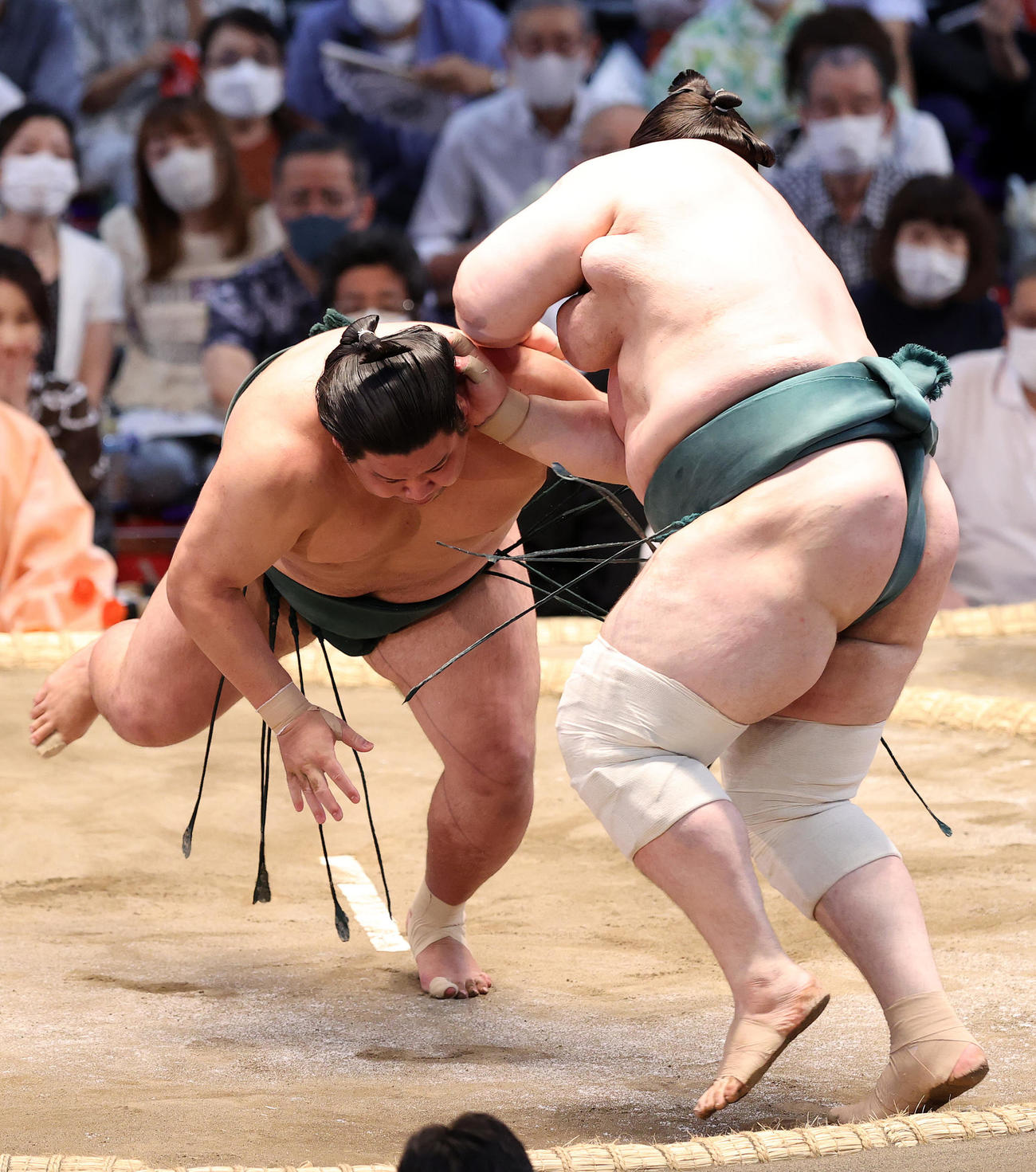 碧山（右）を攻める錦木（撮影・鈴木正人）