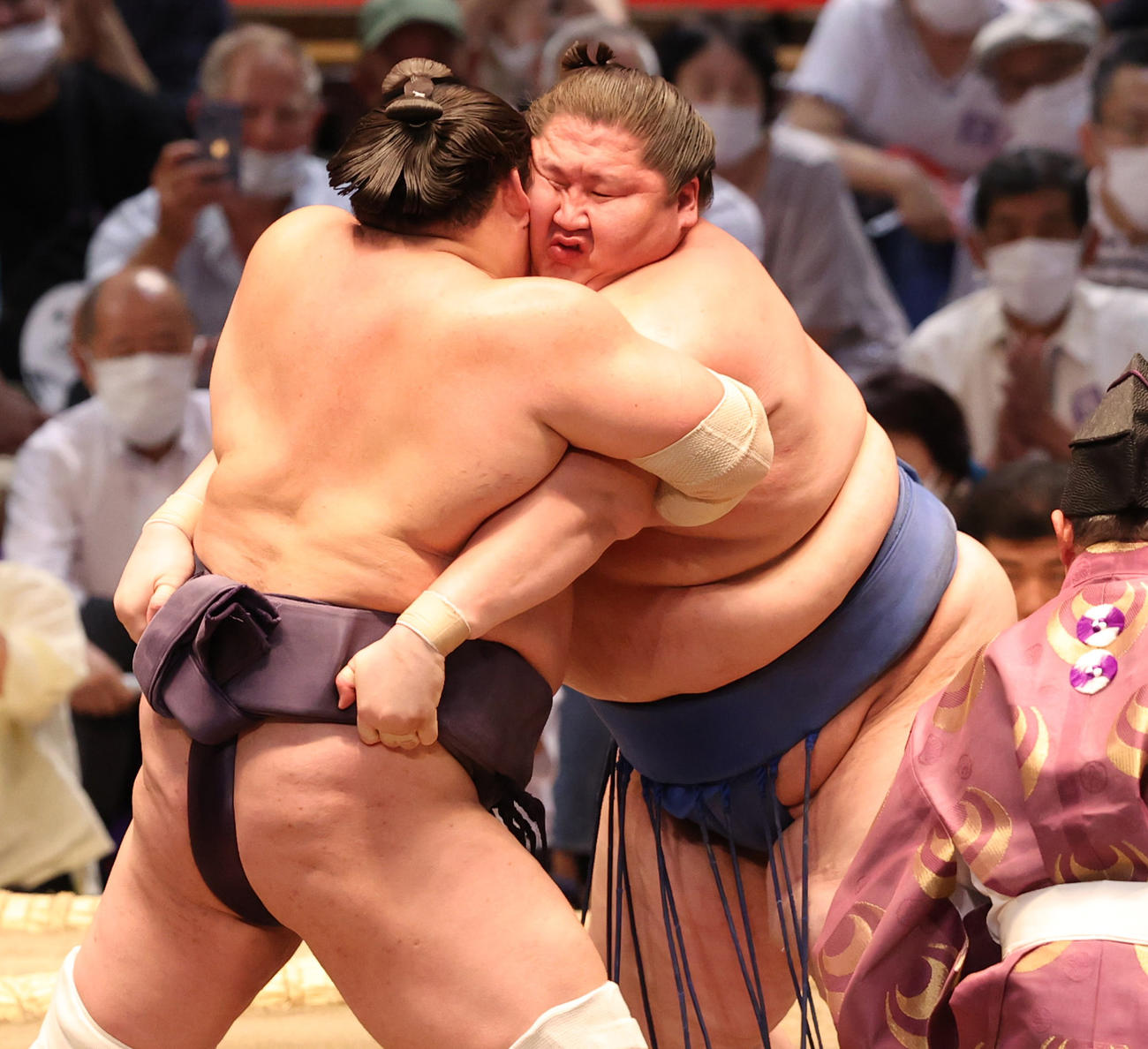 照ノ富士（左）を寄りきりでやぶる逸ノ城（撮影・清水貴仁）