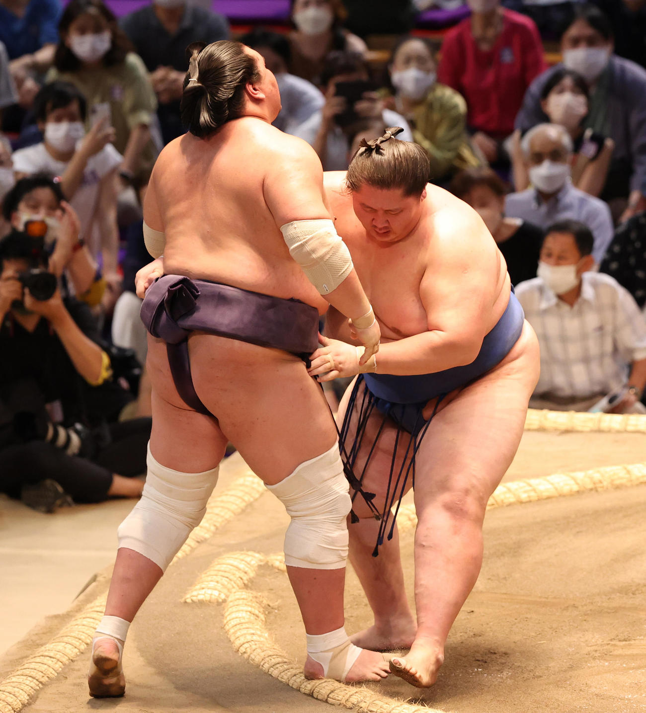 照ノ富士（左）を寄りきりでやぶる逸ノ城（撮影・清水貴仁）