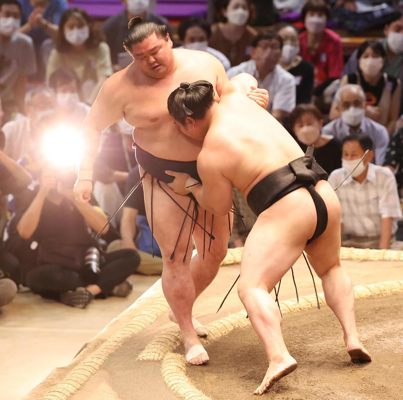正代（左）を寄り切る若元春（撮影・清水貴仁）