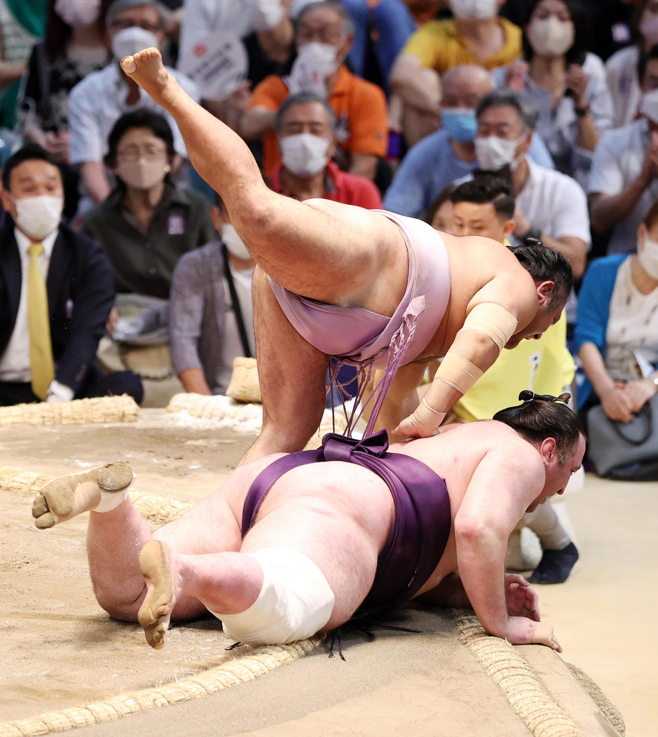 栃ノ心（手前）を突き落としで破る琴恵光（撮影・鈴木正人）