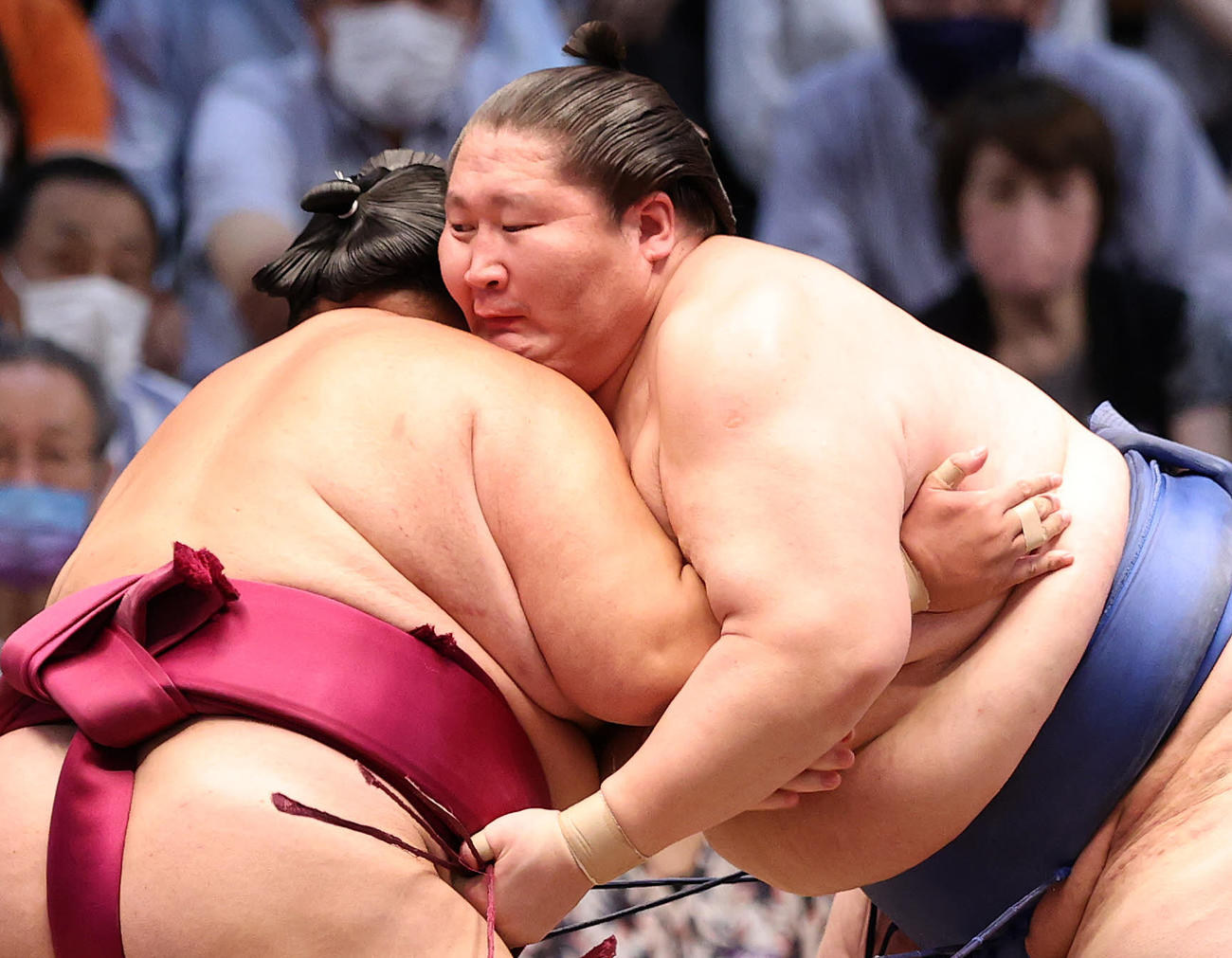 御嶽海（左）を攻める逸ノ城（撮影・鈴木正人）