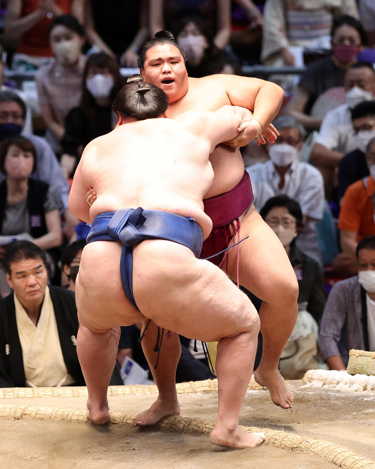 逸ノ城（手前）に寄り切りで敗れた御嶽海（撮影・鈴木正人）