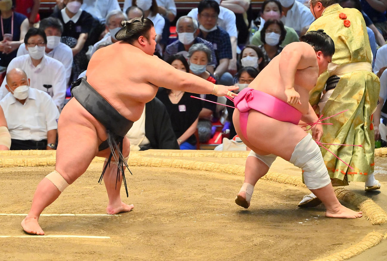 貴景勝（左）は送り出しで宇良を破る（撮影・和賀正仁）