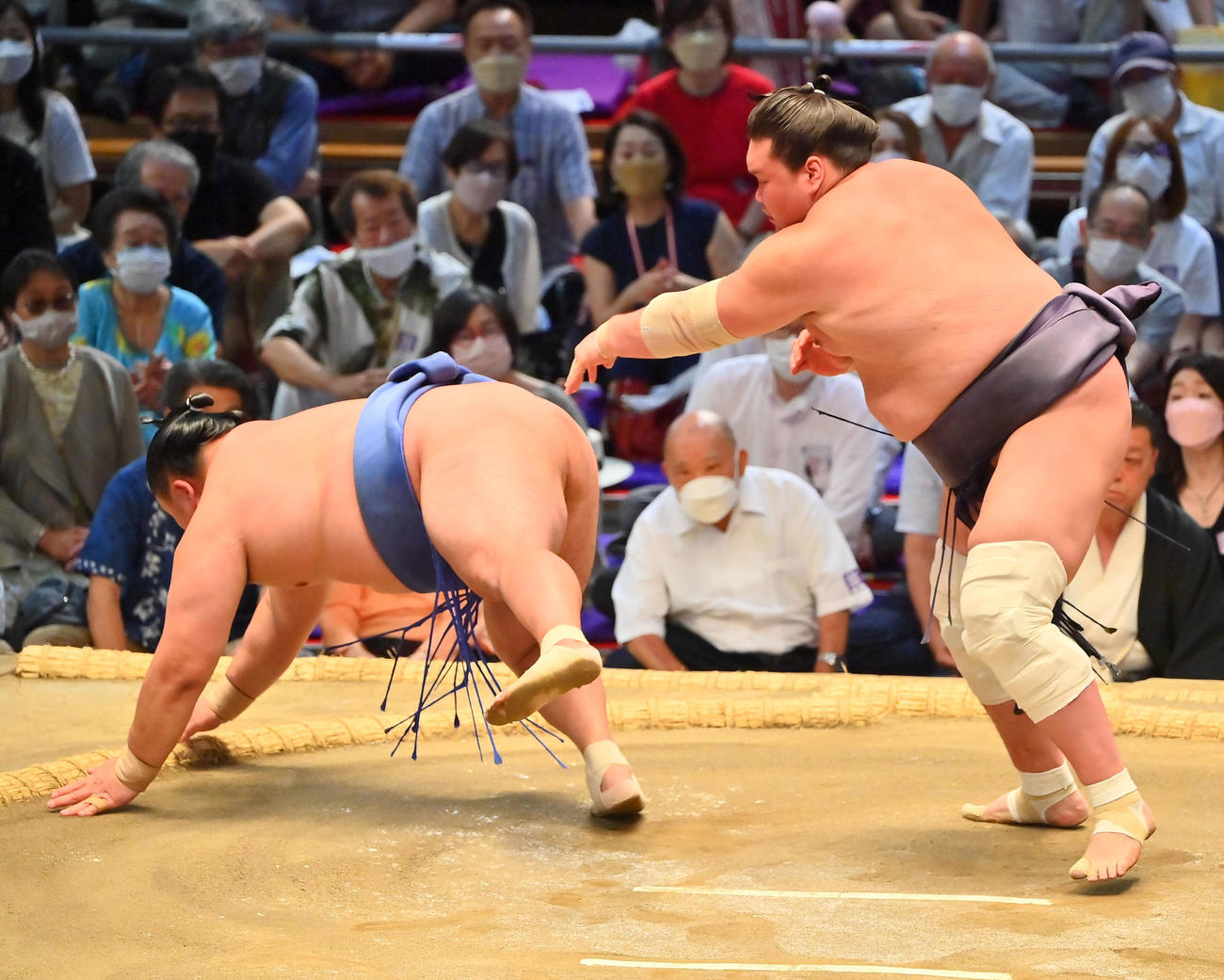 照ノ富士（右）は突き落としで玉龍を破る（撮影・和賀正仁）