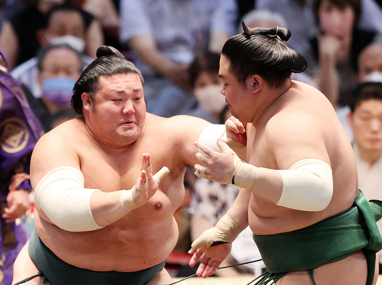 東白龍（右）を攻める豊山（撮影・鈴木正人）