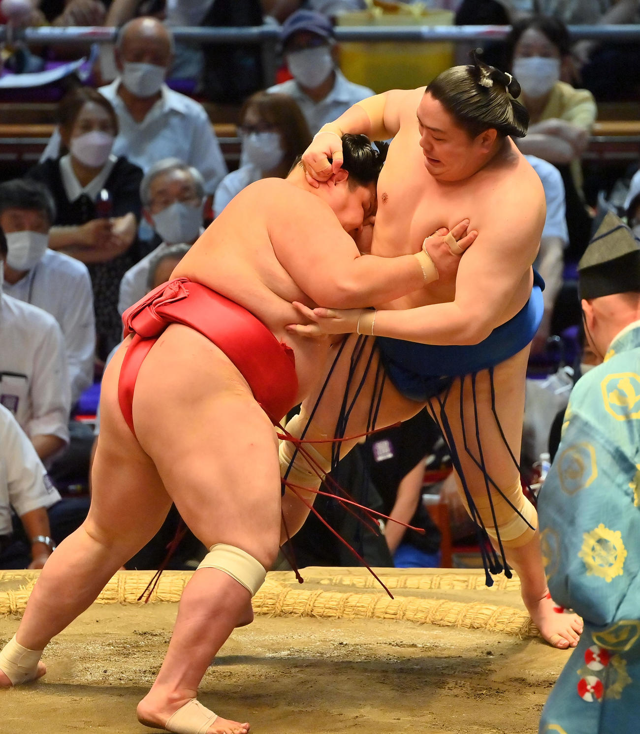 一山本（右）を押し出しで破る阿武咲（撮影・和賀正仁）
