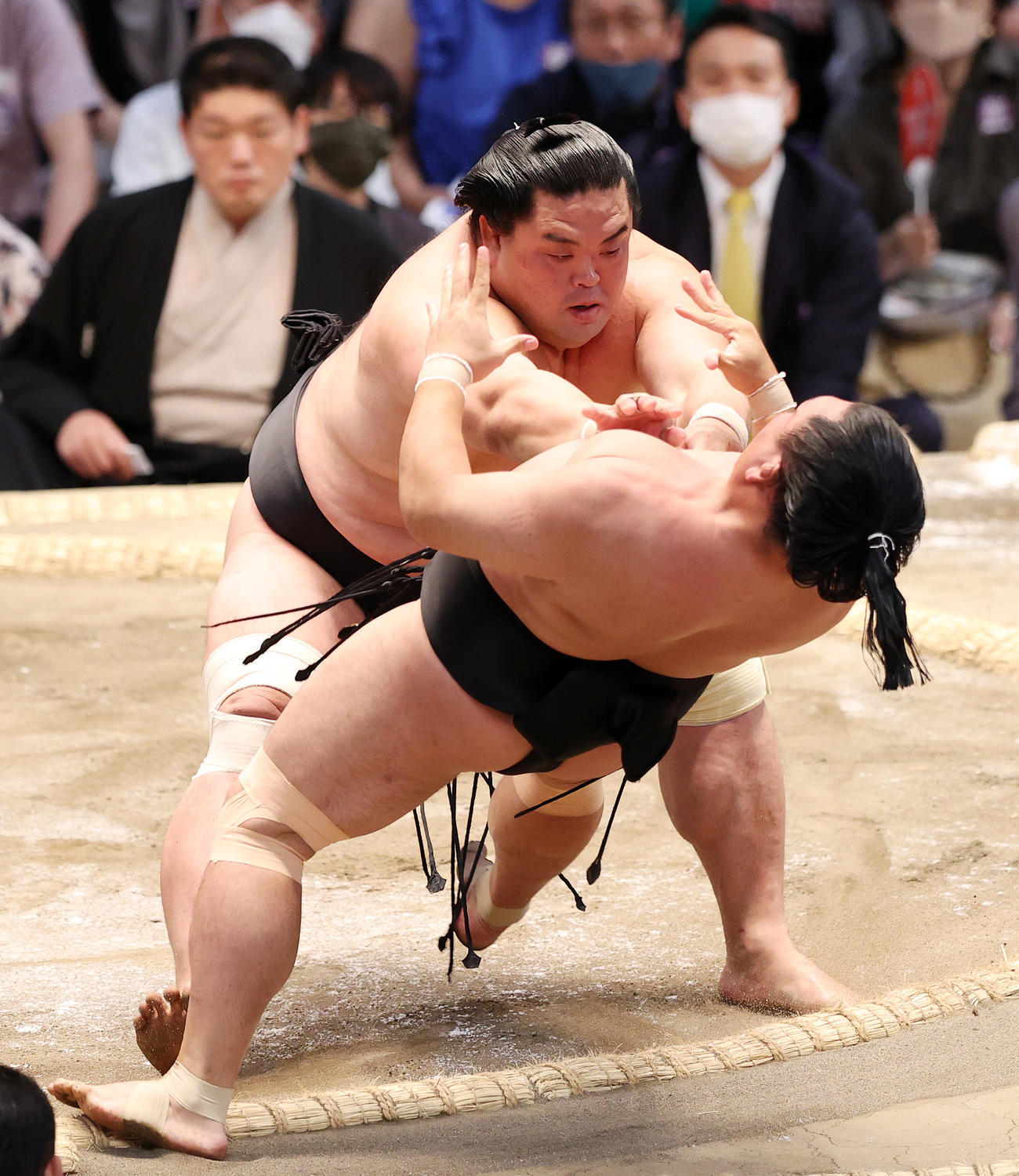 照強（手前）を押し倒しで破る妙義龍（撮影・鈴木正人）