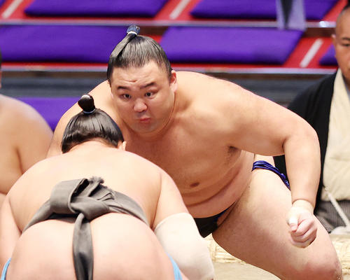 北勝丸(手前)を鋭い立ち合いで攻める朝乃山(撮影・鈴木正人)