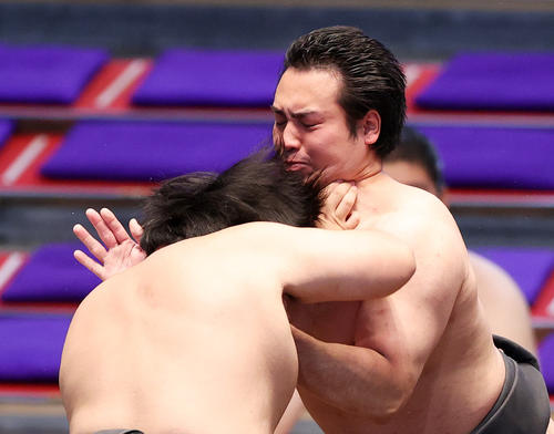錦織(左)を攻める須山(撮影・鈴木正人)