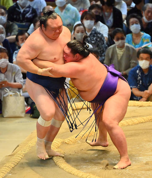 宝富士(左)を寄り切りで破る明生(撮影・和賀正仁)