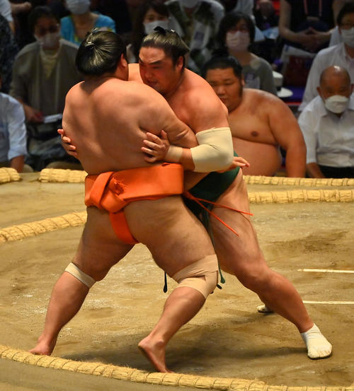 隠岐の海は志摩の海(左)を寄り切りで破る(撮影・和賀正仁)