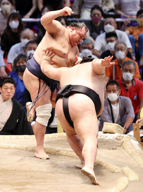 北勝富士(左)を突き出しで破る千代大龍(撮影・鈴木正人)