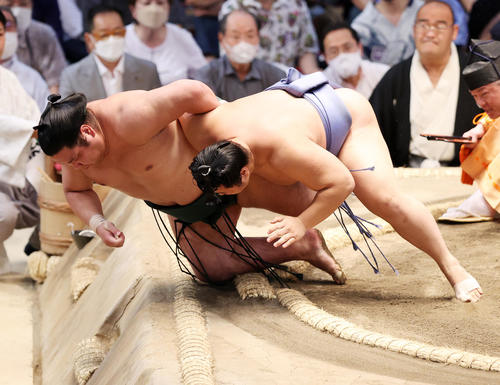 錦木(左)を下手投げで破る翔猿(撮影・鈴木正人)