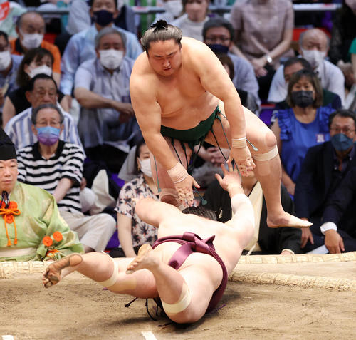 遠藤(下)をはたき込みで破る佐田の海(撮影・鈴木正人)