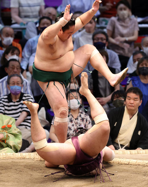 遠藤(下)をはたき込みで破る佐田の海(撮影・鈴木正人)