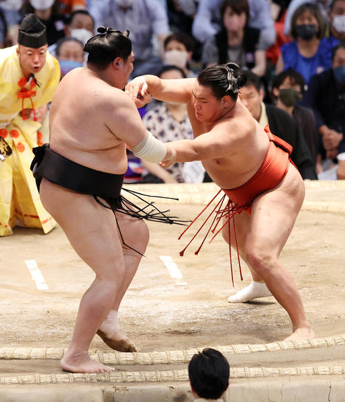 阿炎(左)を押し出し破る豊昇龍(撮影・鈴木正人)