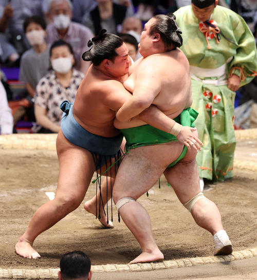千代丸(右)を寄り切りで破る錦富士(撮影・鈴木正人)