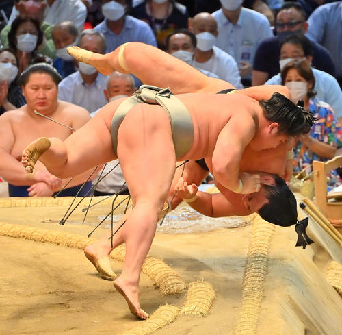 若隆景(左)は霧馬山を寄り倒しで破る(撮影・和賀正仁)