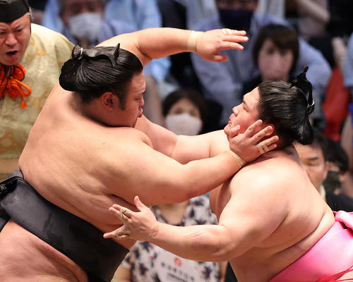 宇良(右)を攻める貴景勝(撮影・鈴木正人)