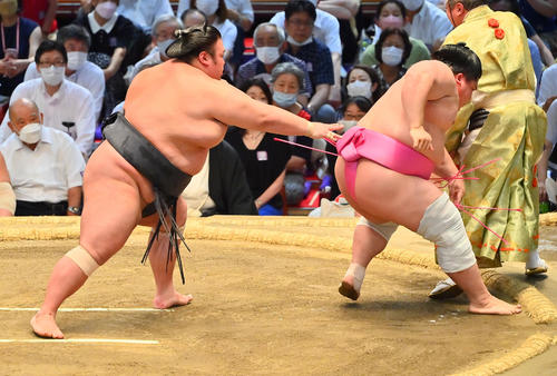 貴景勝(左)は送り出しで宇良を破る(撮影・和賀正仁)