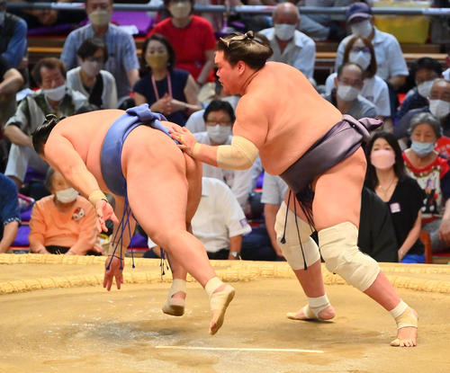 照ノ富士(右)は突き落としで玉龍を破る(撮影・和賀正仁)