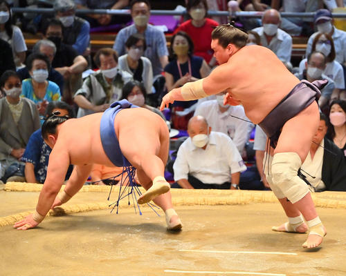照ノ富士(右)は突き落としで玉龍を破る(撮影・和賀正仁)