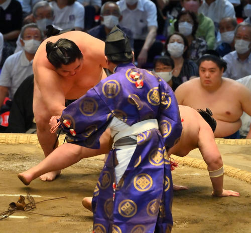 王鵬(手前)を引き落としで破る大奄美(撮影・和賀正仁)