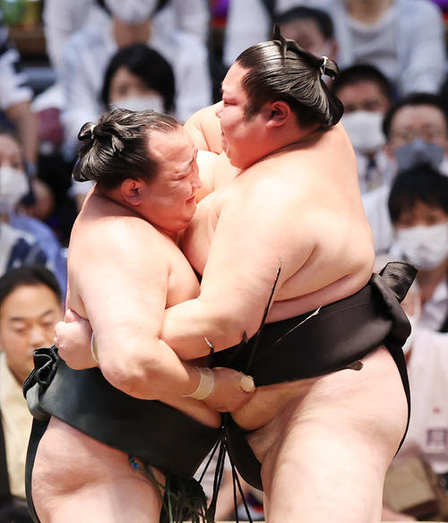 千代翔馬(左)を攻める剣翔(撮影・鈴木正人)
