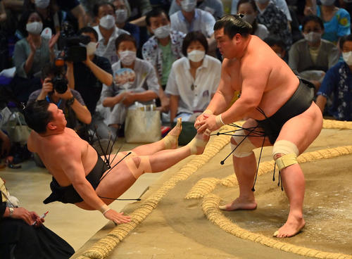 照強(左)を押し倒しで破る妙義龍(撮影・和賀正仁)