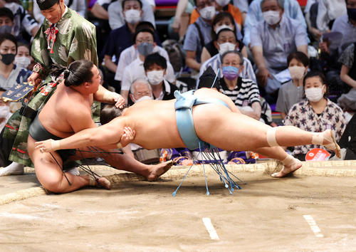 翠富士(左)を浴びせ倒しで破る琴勝峰(撮影・鈴木正人)