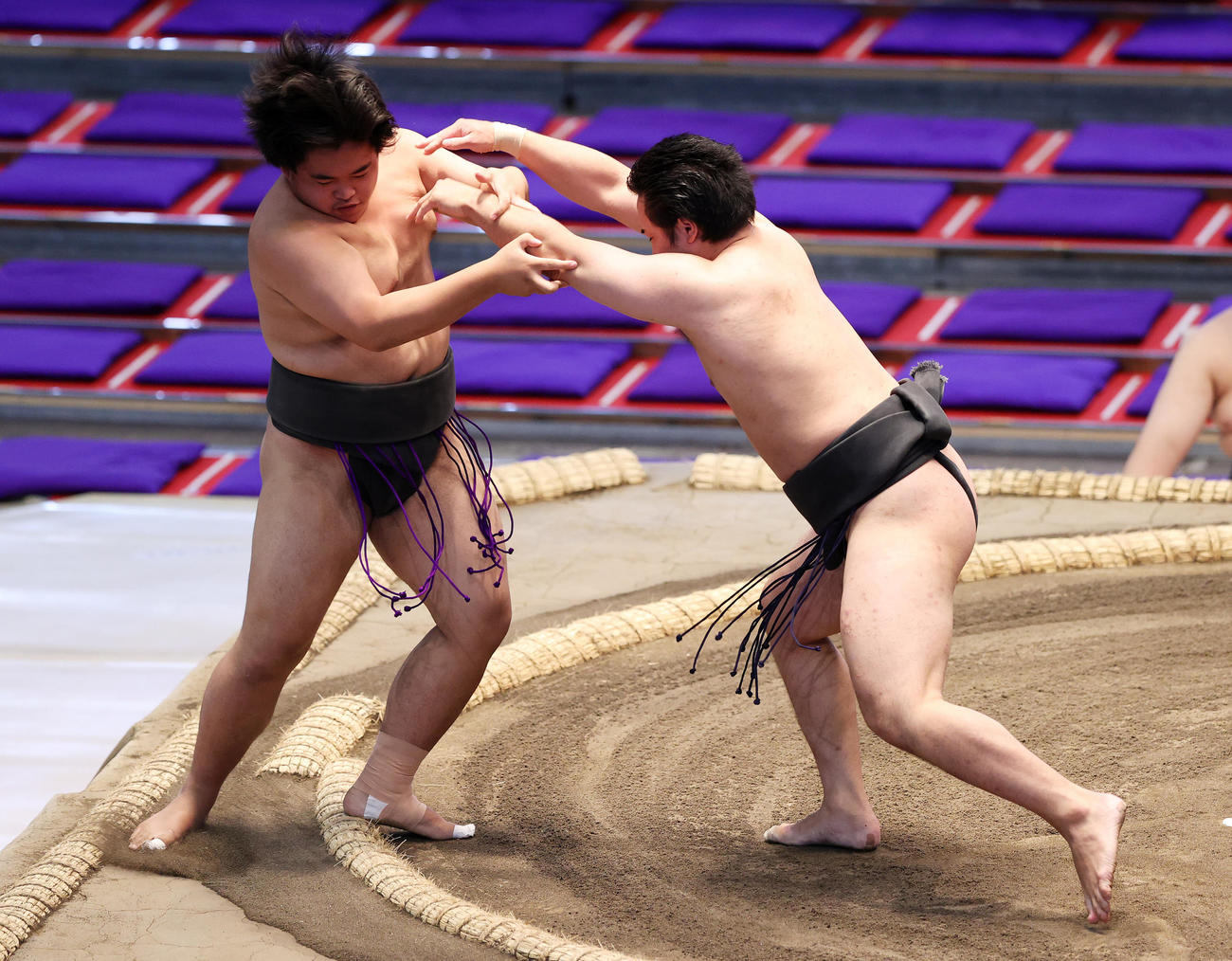 錦織（左）を押し出しで破る須山（撮影・鈴木正人）