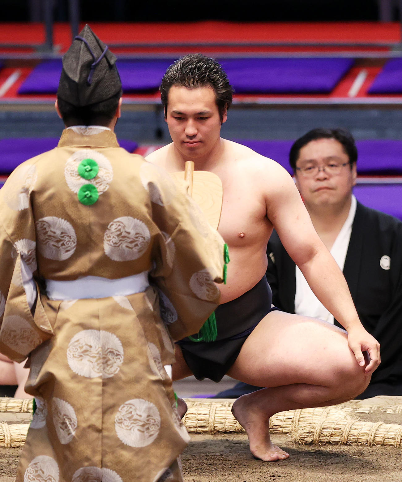 錦織を押し出しで破り勝ち名乗りを受ける須山（撮影・鈴木正人）