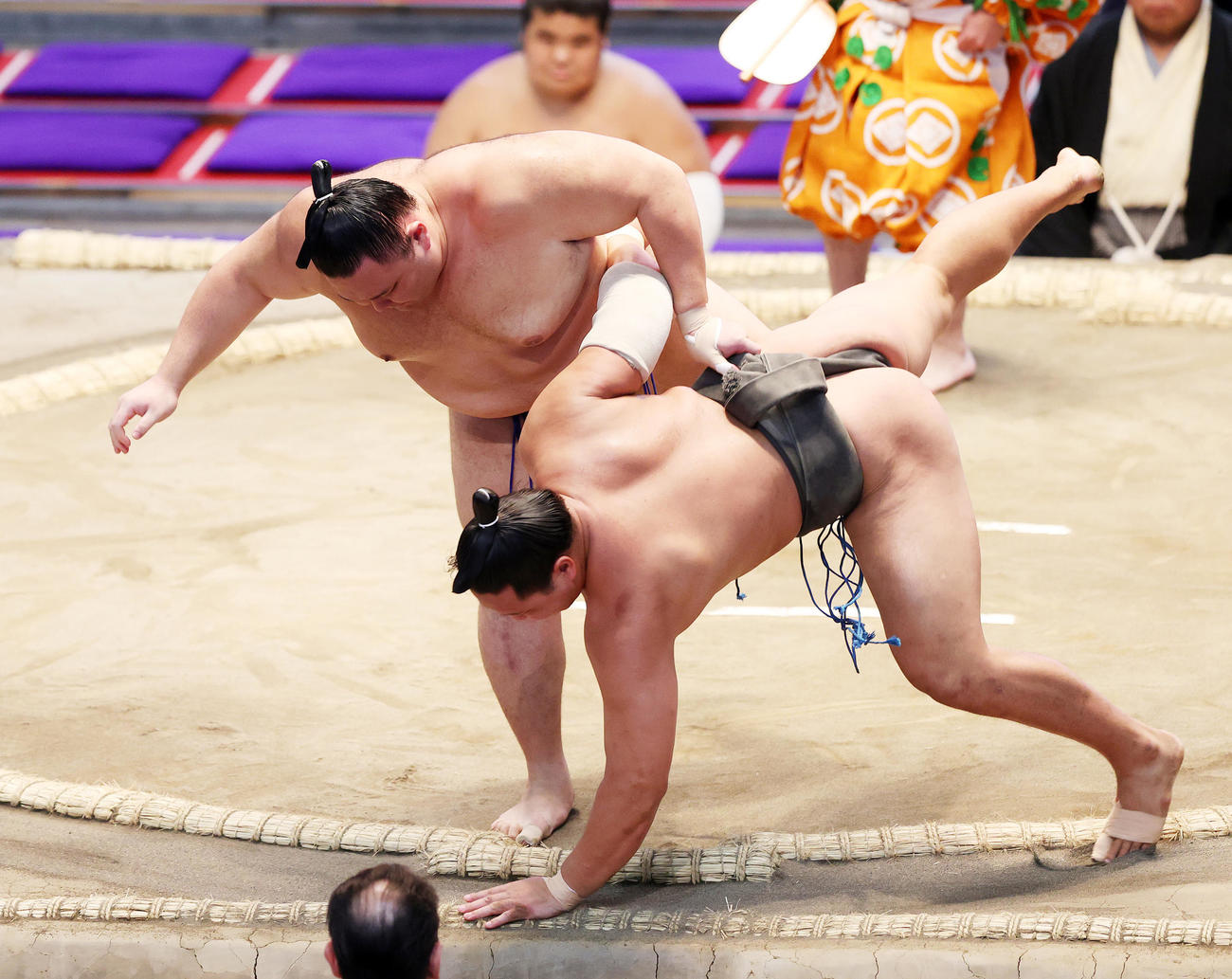 北勝丸（右）を上手投げで破る朝乃山（撮影・鈴木正人）