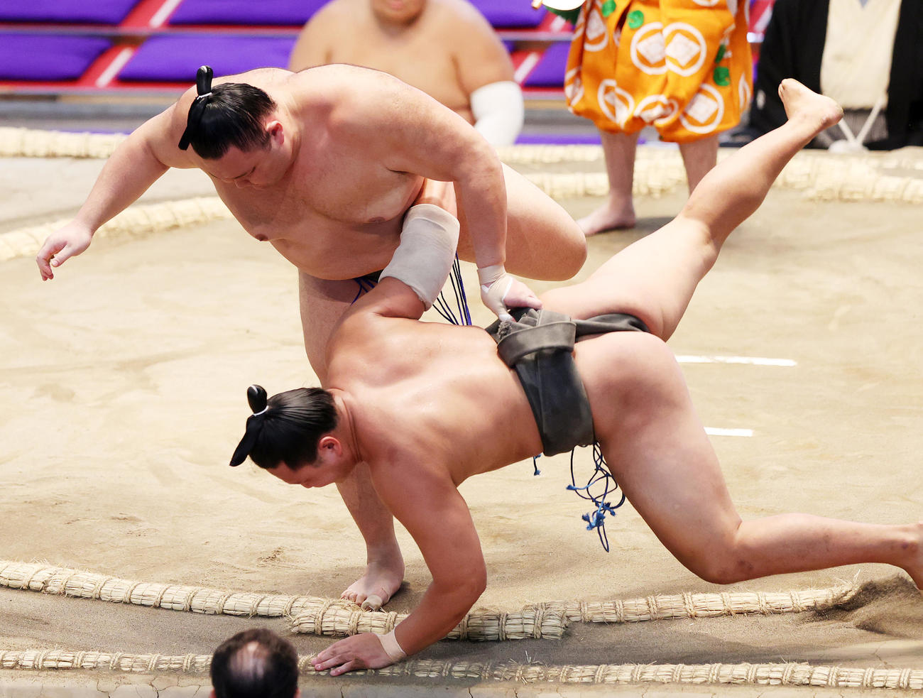 北勝丸（下）を上手投げで破る朝乃山（撮影・鈴木正人）