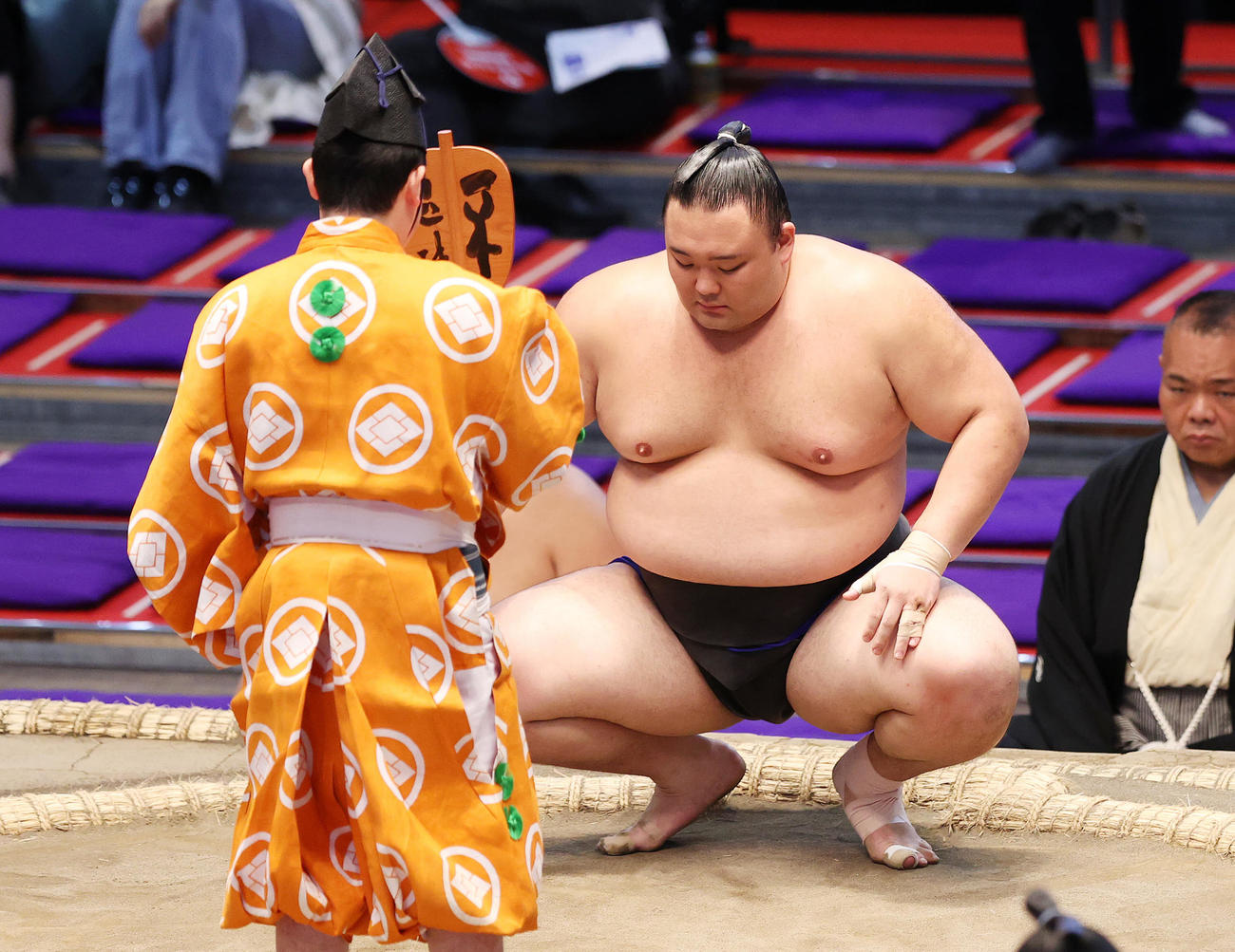 北勝丸を上手投げで破り勝ち名乗りを受ける朝乃山（撮影・鈴木正人）