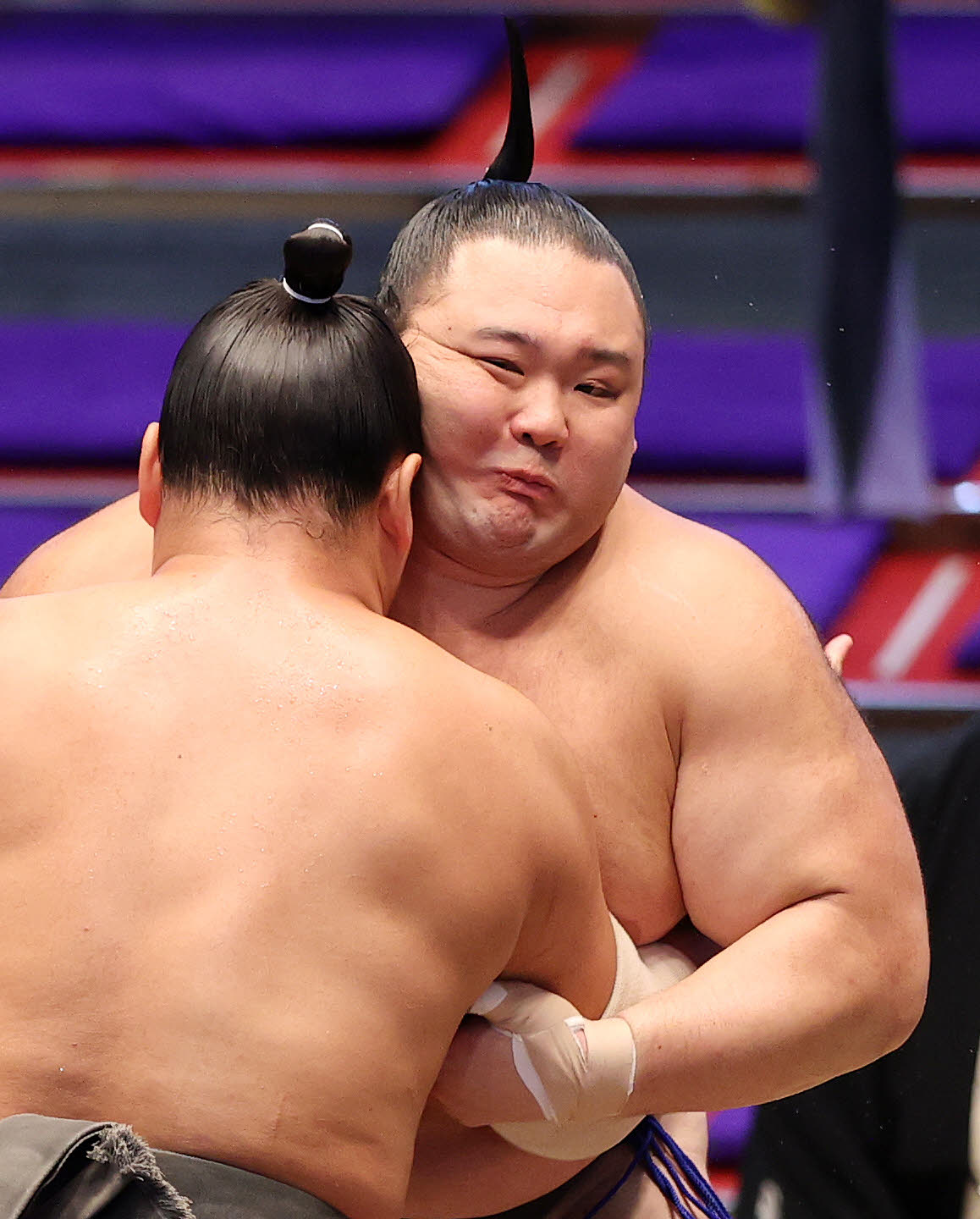 北勝丸（手前）を攻める朝乃山（撮影・鈴木正人）