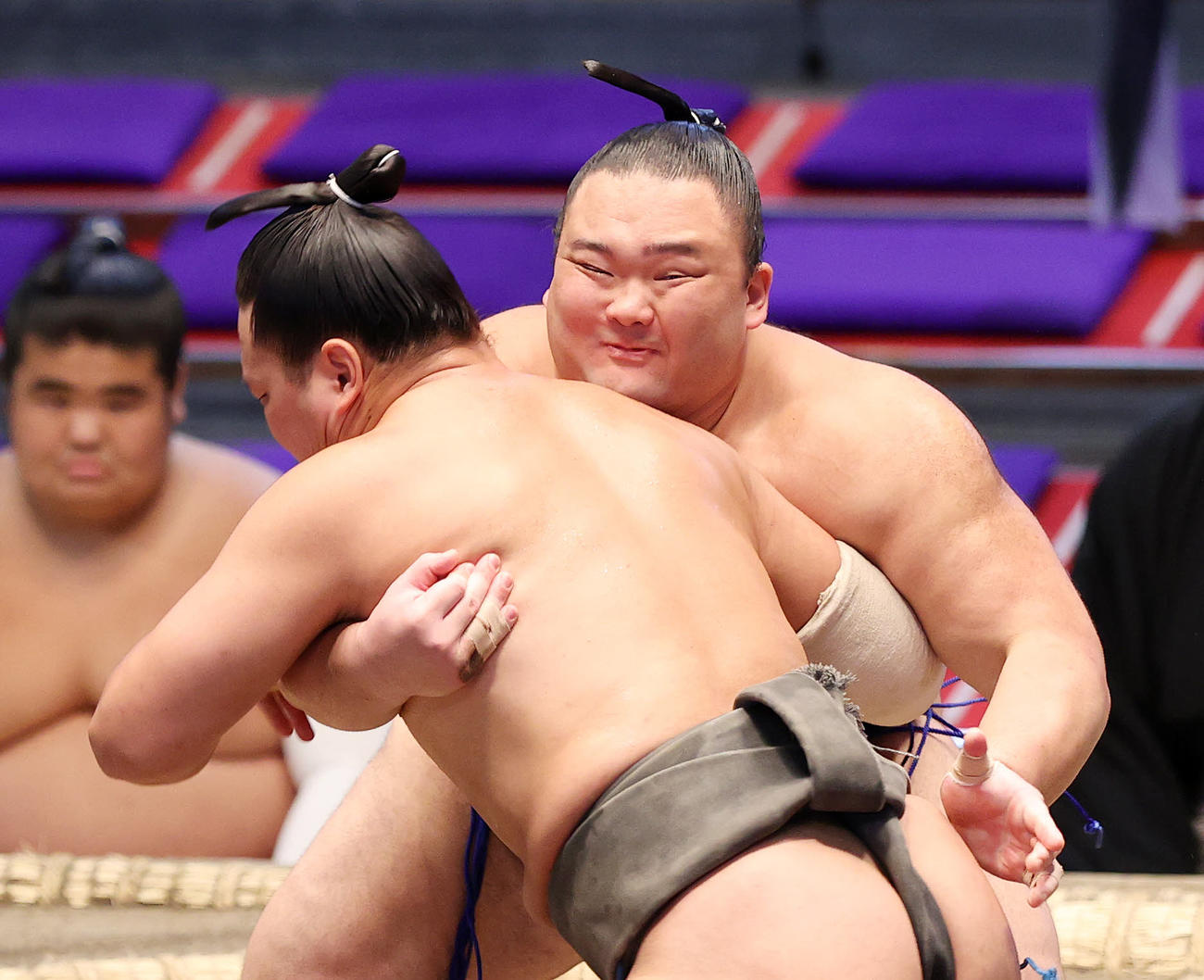 北勝丸（手前）を攻める朝乃山（撮影・鈴木正人）