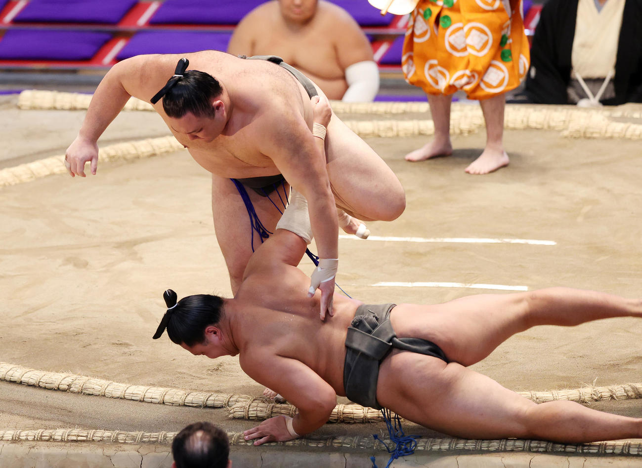 北勝丸（下）を上手投げで破る朝乃山（撮影・鈴木正人）